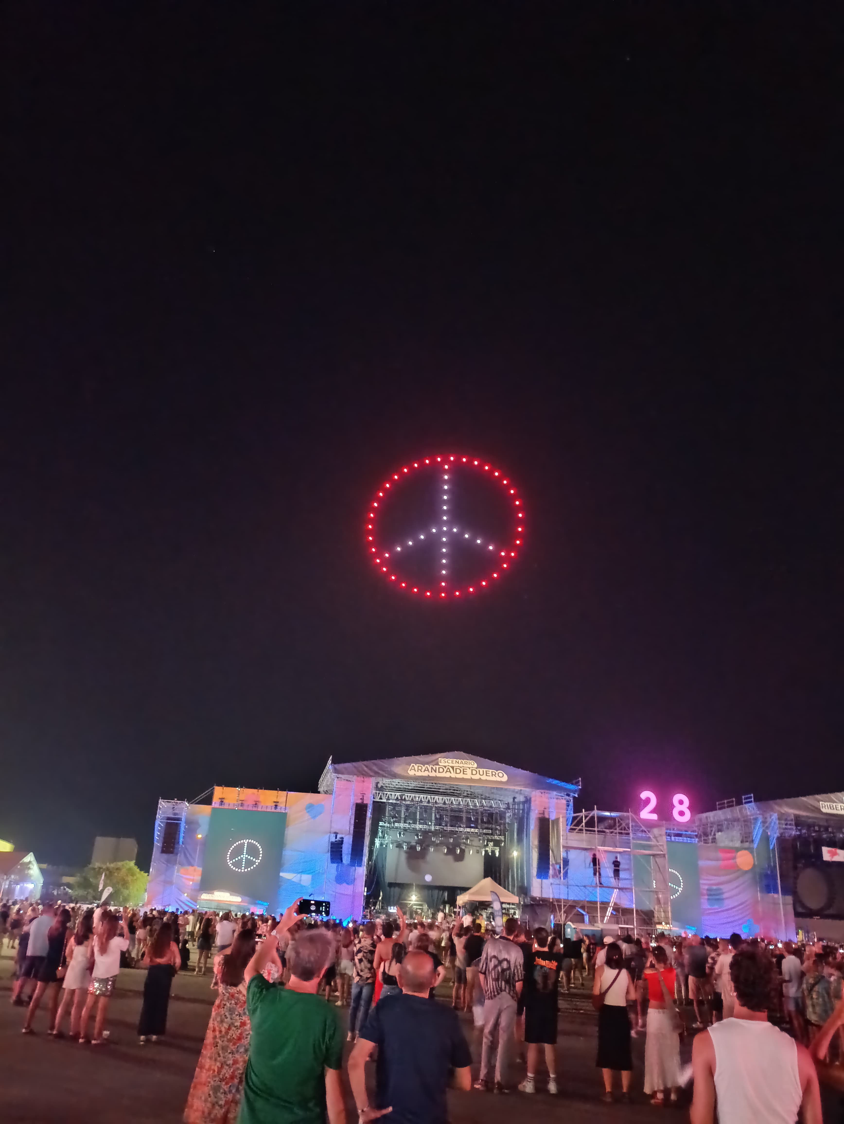 Antes del concierto de Arde Bogotá el público asistió a un espectáculo de drones, donde no faltó un mensaje pacifista