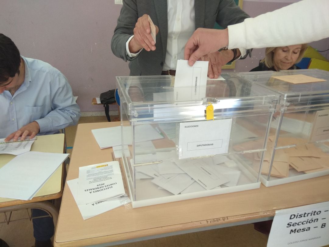 Se puede hablar de arranque con normalidad en la jornada electoral de Palencia, salvo un pequeño problema con una urna que demoraba el inicio de la votación en el CEAS de Puentecillas