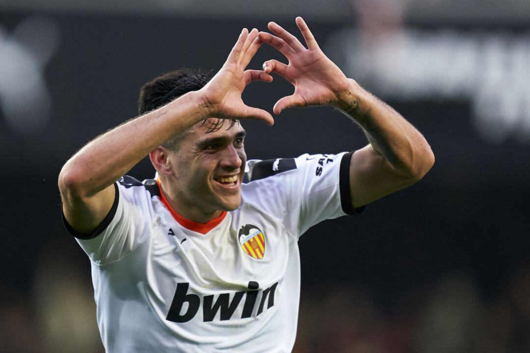 Maxi Gómez, celebrando un gol en Mestalla. 