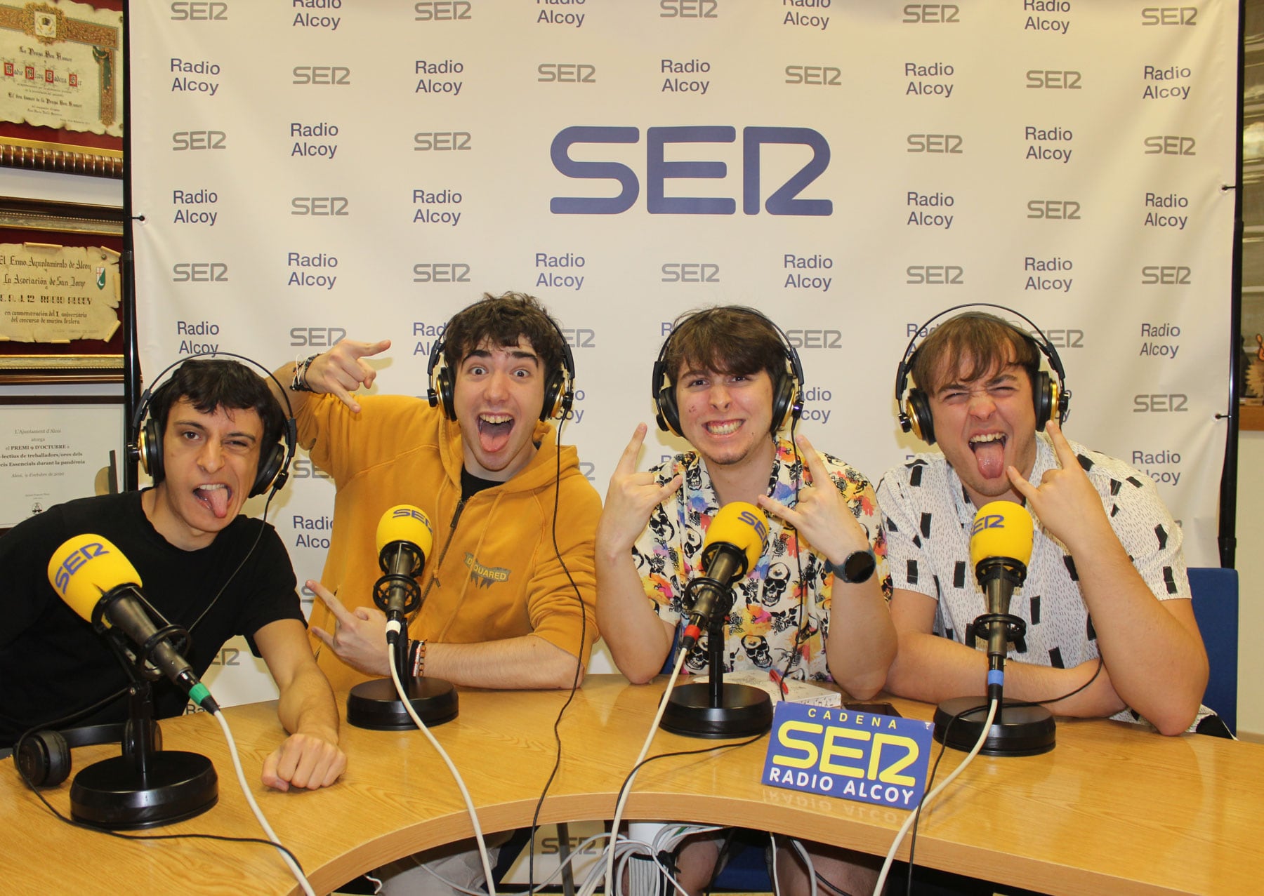 Imagen divertida de los componentes de Splash Roasters en el estudio central de Radio Alcoy