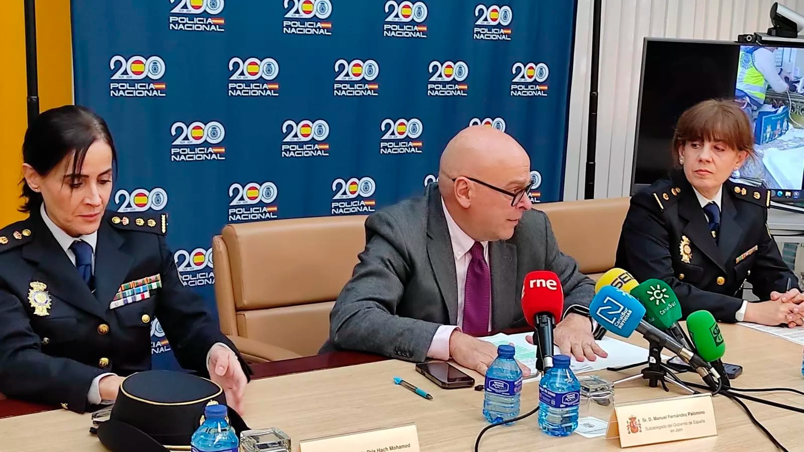 El subdelegado del Gobierno de España, Manuel Fernández, junto a la comisaria jefa provincial de la Policía Nacional, Layla Dris Hach-Mohamed y la jefa de la Brigada Provincial de Extranjería y Fronteras, Esther Pegalajar, informan sobre la operación policial