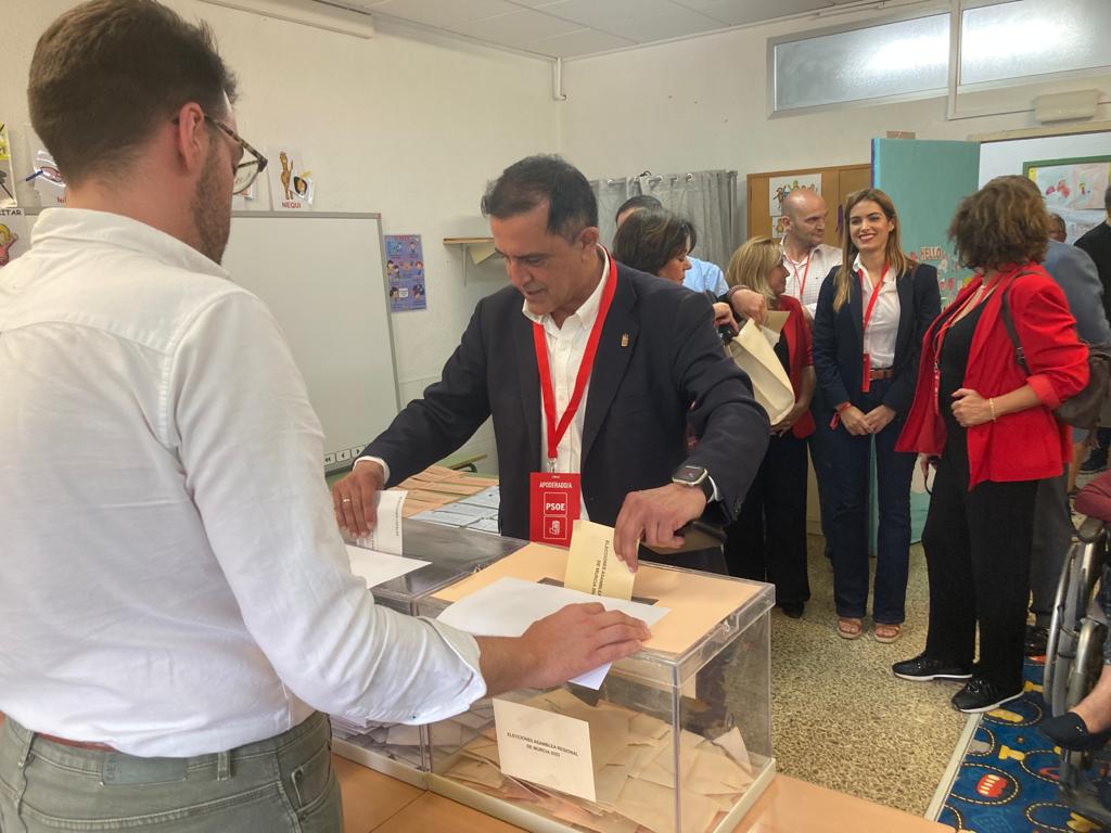 El candidato socialista a la alcaldía de Murcia, José Antonio Serrano, ejerce su derecho al voto en Puente Tocinos
