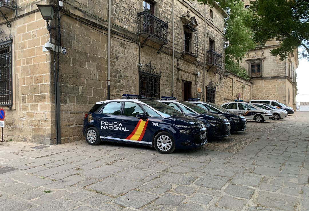 Coches de Policía Nacional aparcados a las puertas de la comisaría de Úbeda