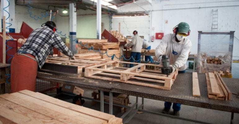Interns treballant al taller exterior que la presó de Ponent té a Raimat