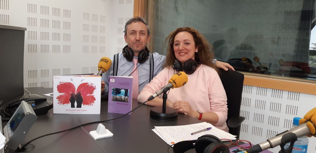 Chema Contreras y la escritora Gloria Fátima Galán, durante la emisión de Rincón Literario de este jueves.