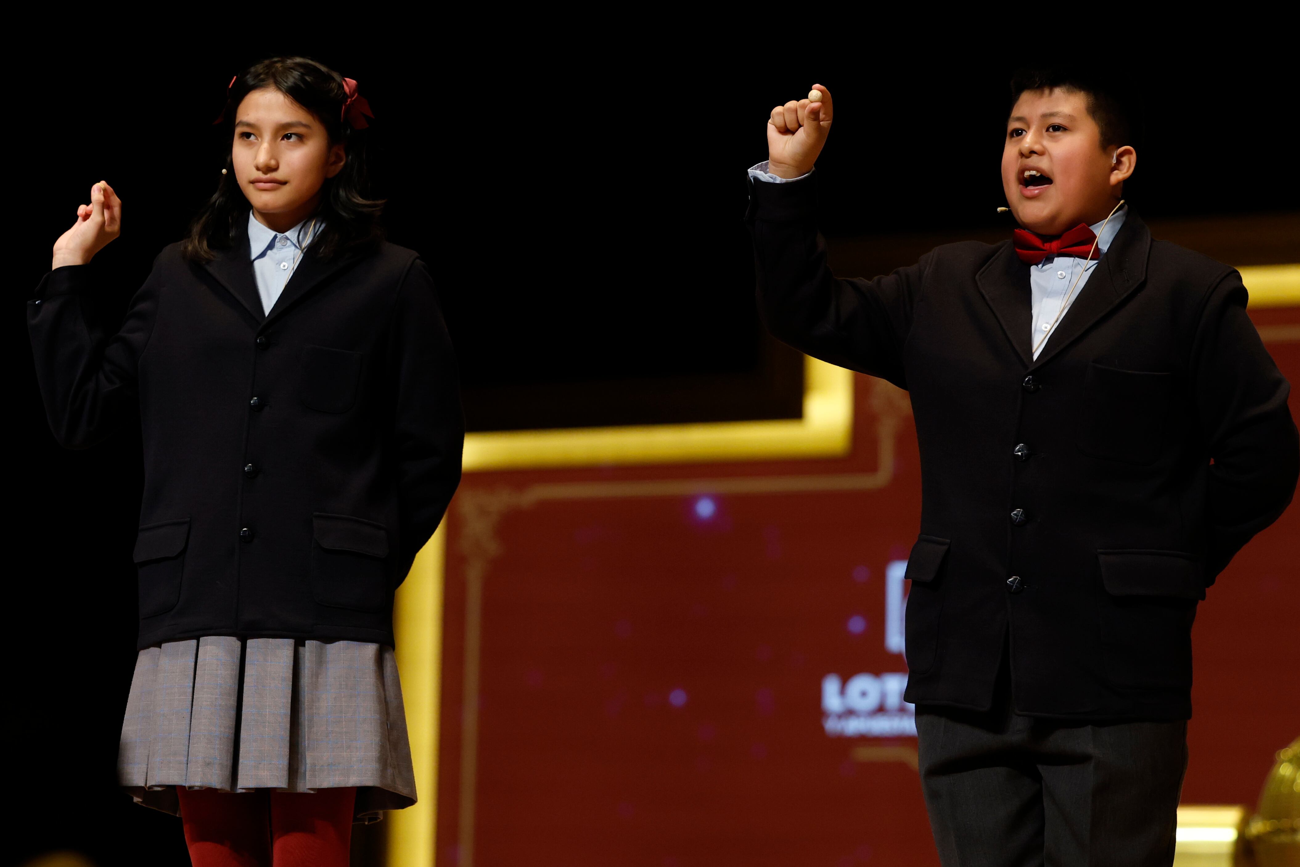 Aisha Solange y Gorka Calderón cantan un cuarto premio, el 78.477, que ha sido agraciado con un cuarto premio en el Sorteo de la Lotería de Navidad