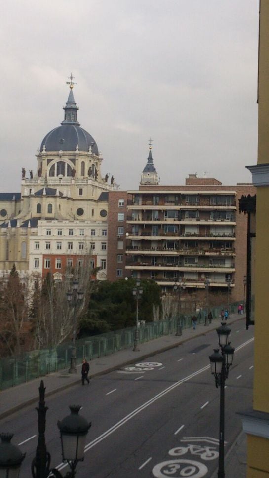 Exterior de la vivienda a la que piensa trasladarse Rouco Varela con la catedral de la Almudena al fondo