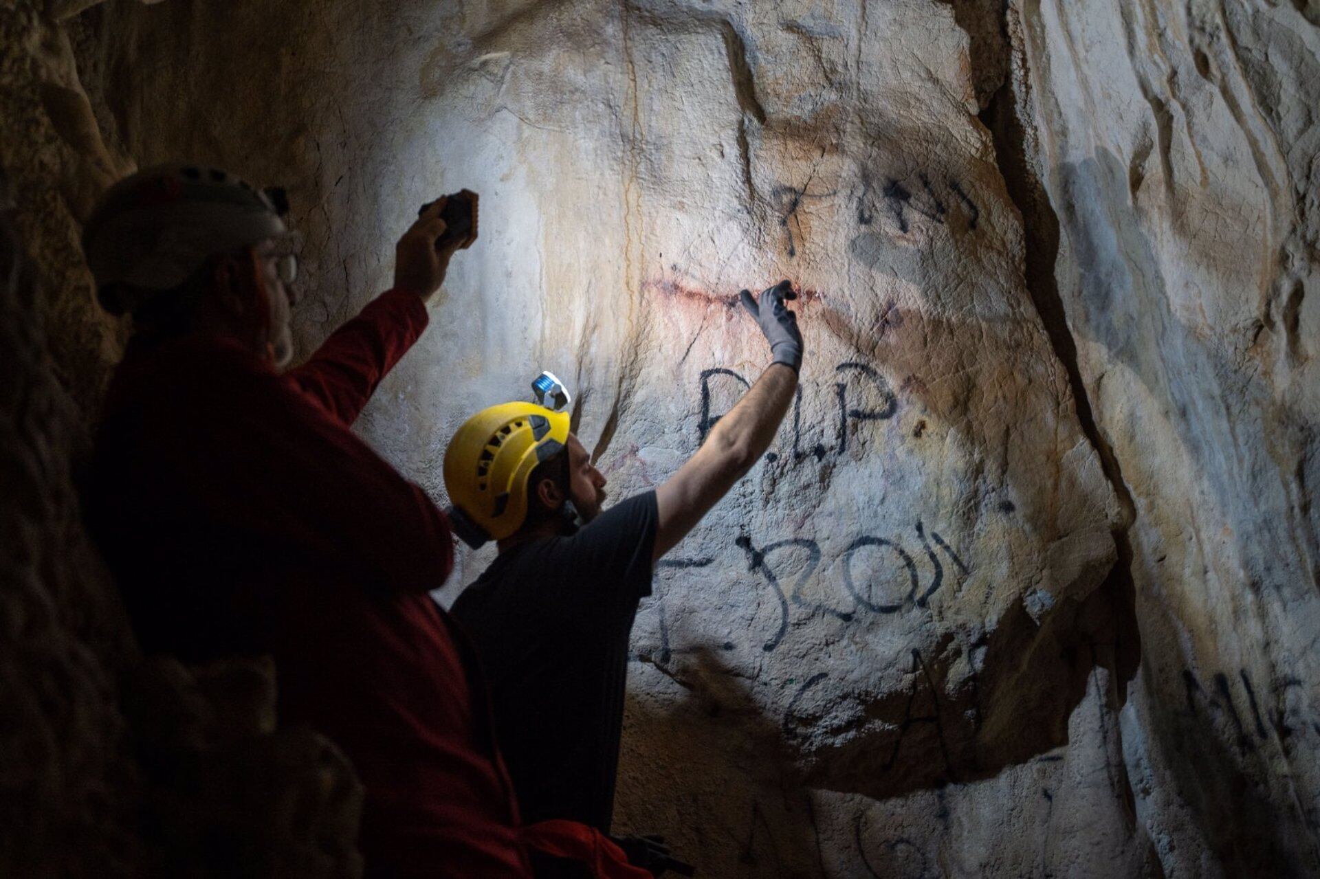 Los investigadores prestan especial atención al &quot;arte rupestre inédito, eminentemente abastracto&quot; que existe en la actividad, así como a las actividades que los neandertales realizaban en su entorno