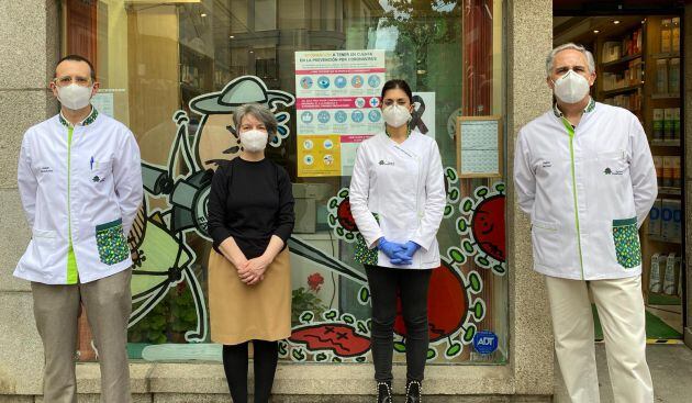 Minuto de silencio en la farmacia de Gaspar, en la Calle Cristo de Valdepeñas (Ciudad Real)