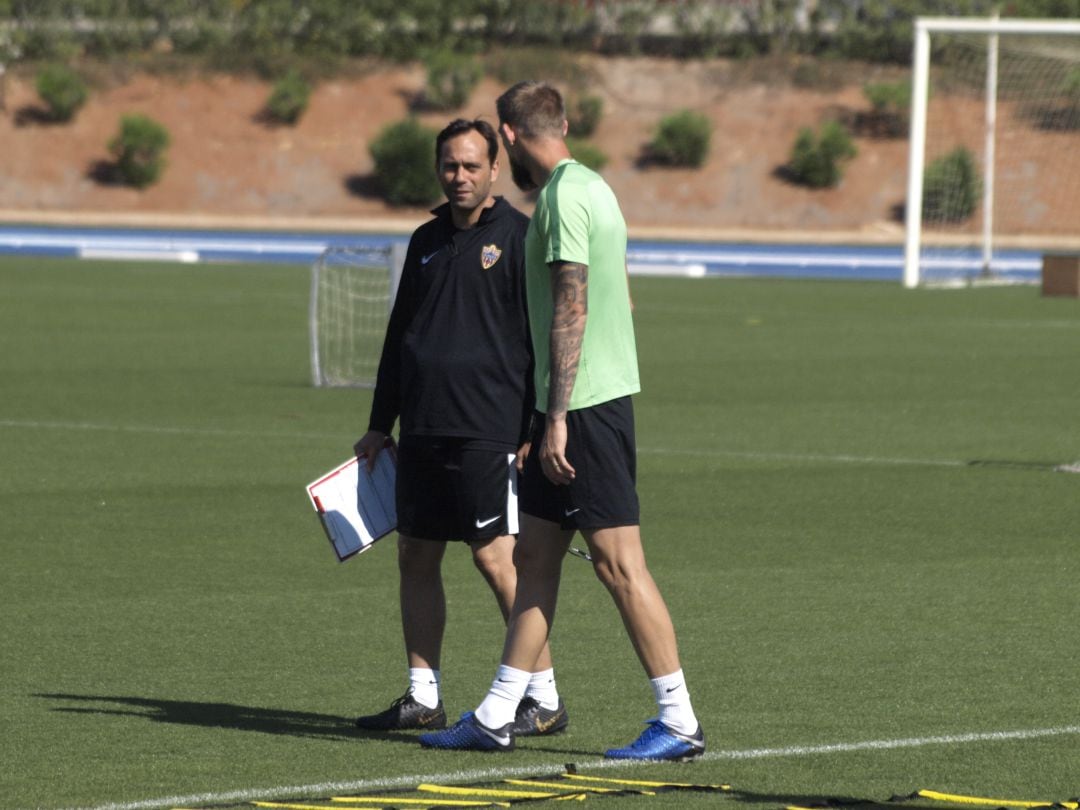 Fran Fernández hablando con Esteban Saveljich.