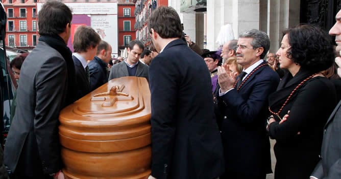 El féretro del escritor Miguel Delibes ha llegado al Ayuntamiento de Valladolid poco después del mediodía. Algunos de sus nietos fueron los encargados de introducir el cuerpo sin vida en la capilla ardiente