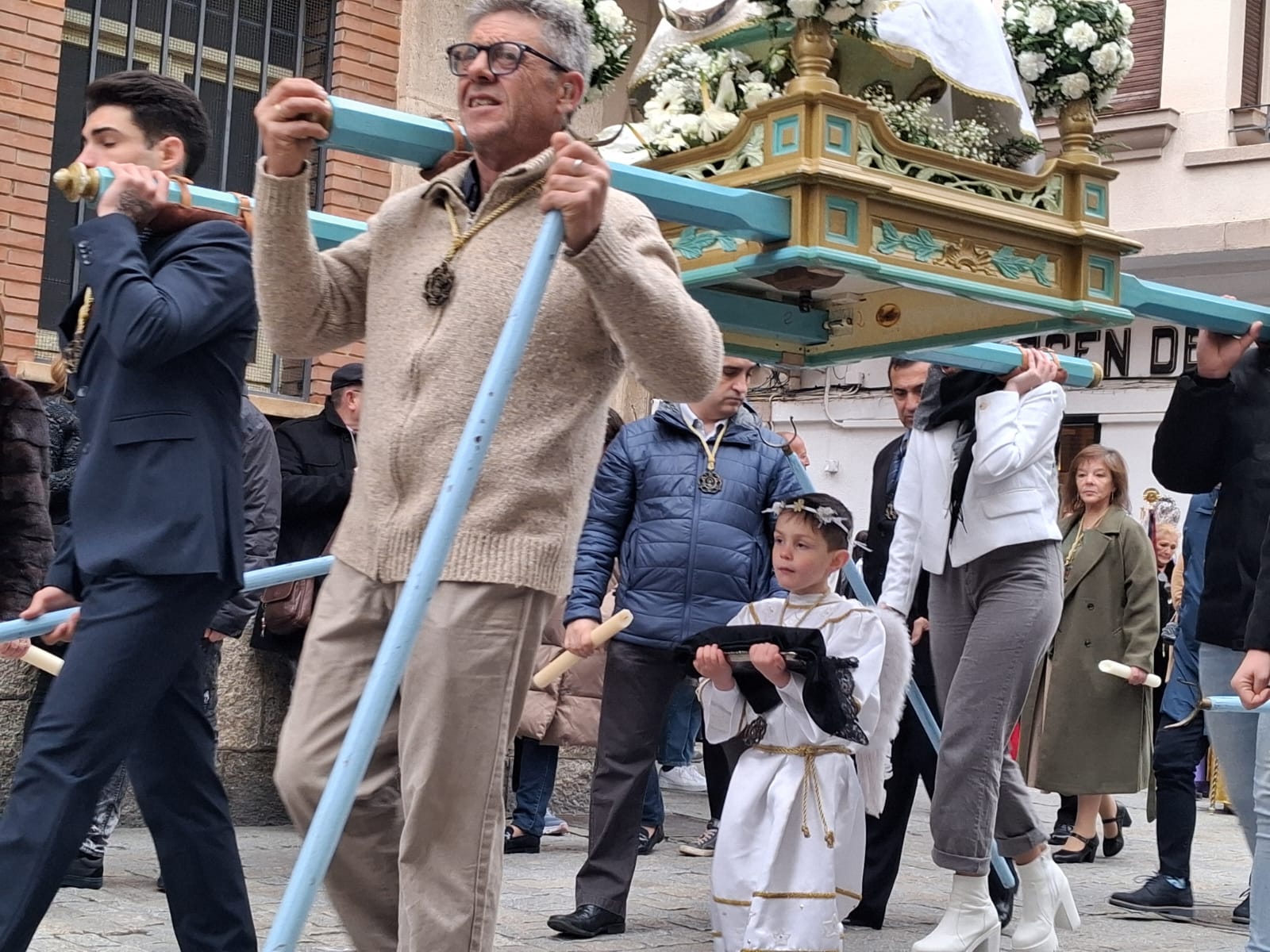 Hugo Saeta Castrillo, niño alado de la Bajada del Ángel de Aranda 2025, bajo las andas de la Virgen en la procesión