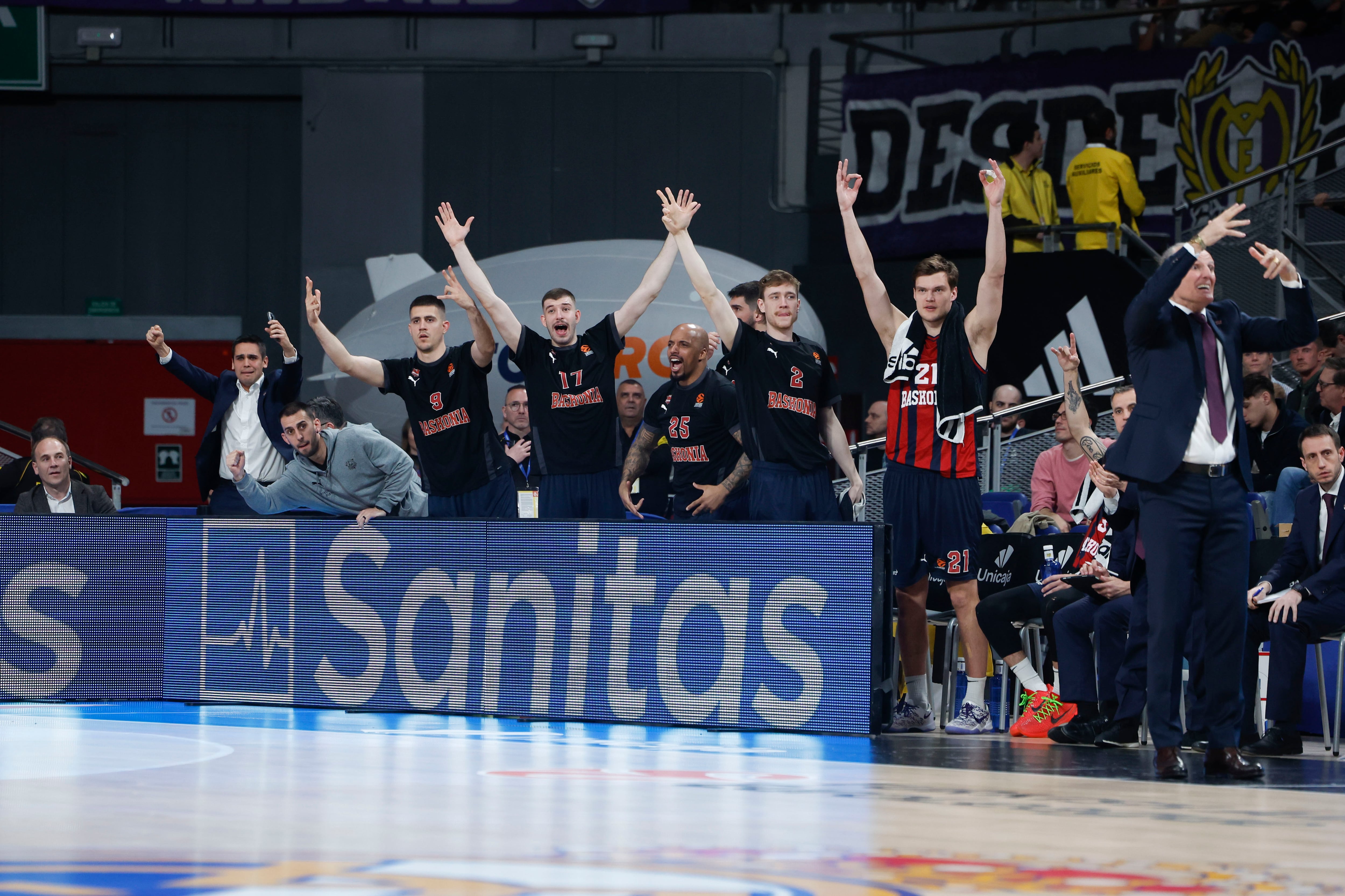 MADRID, 05/04/2024.- Jugadores de banquillo del Baskonia celebran una canasta, durante el partido de la Euroliga de baloncesto ante el Real Madrid que disputan este viernes en el WiZink Center. EFE/Juanjo Martín
