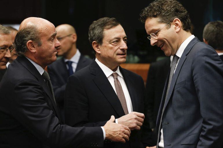 El presidente del Banco Central Europeo (BCE), Mario Draghi (c), conversa con el presidente del Eurogrupo, Jeroen Dijsselbloem (dcha), y el ministro español de Economía, Luis de Guindos