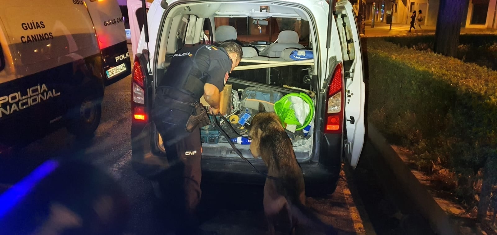 Dispositivo especial de la Policía Nacional este viernes por la noche en València.