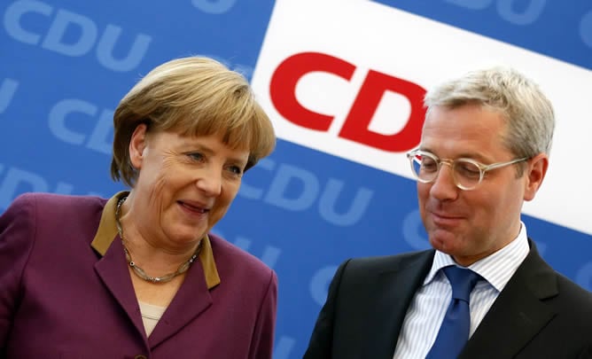 La canciller alemana y líder de la CDU, Angela Merkel, y el ministro de Medioambiente, Norbert Roettgen, durante una reunión del partido en Berlín