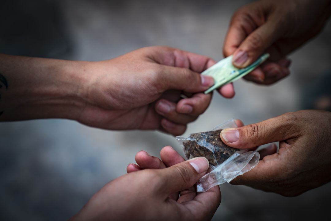 Una persona comprando hachís. 