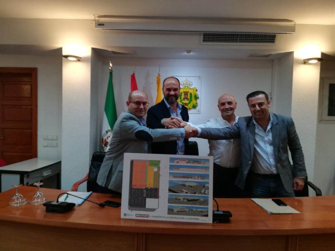 Directivos de Bricomart posan con el alcalde de Los Barrios, Fermín Alconchel, y el concejal delegado de Urbanismo, David Gil.