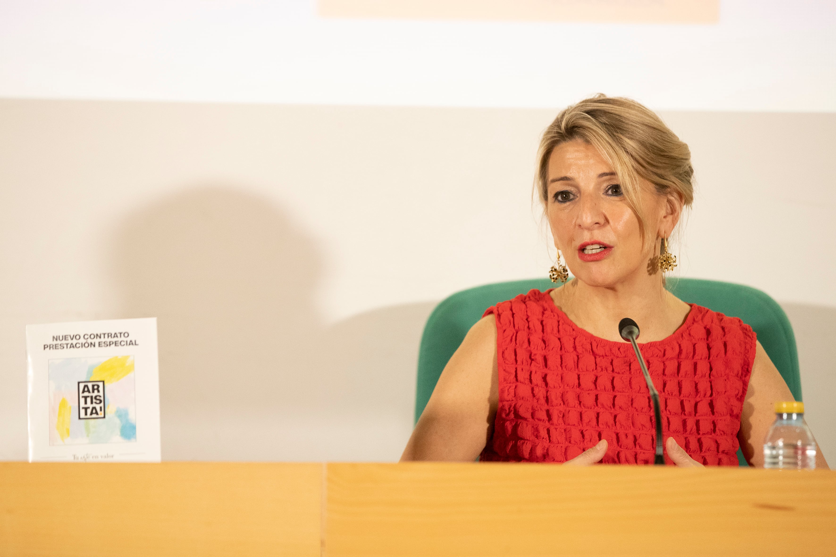 MÁLAGA, 11/03/2023.- La vicepresidenta segunda del Gobierno y ministra de Trabajo y Economía Social, Yolanda Díaz, durante su participación en un encuentro con el sector audiovisual en el que se ha presentado la guía &quot;Crear con derechos&quot;, hoy sábado en el Rectorado de la UMA, dentro de la programación del XXVI Festival de Cine en Español de Málaga. EFE/ Jorge Zapata
