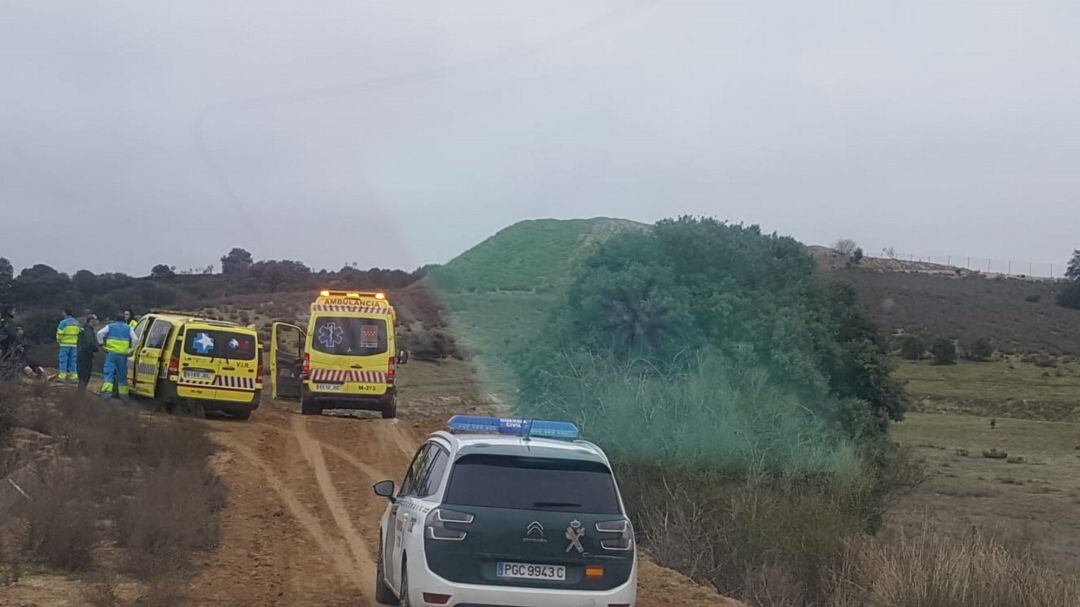 Los servicios de emergencias actuando tras el accidente en Sevilla la Nueva