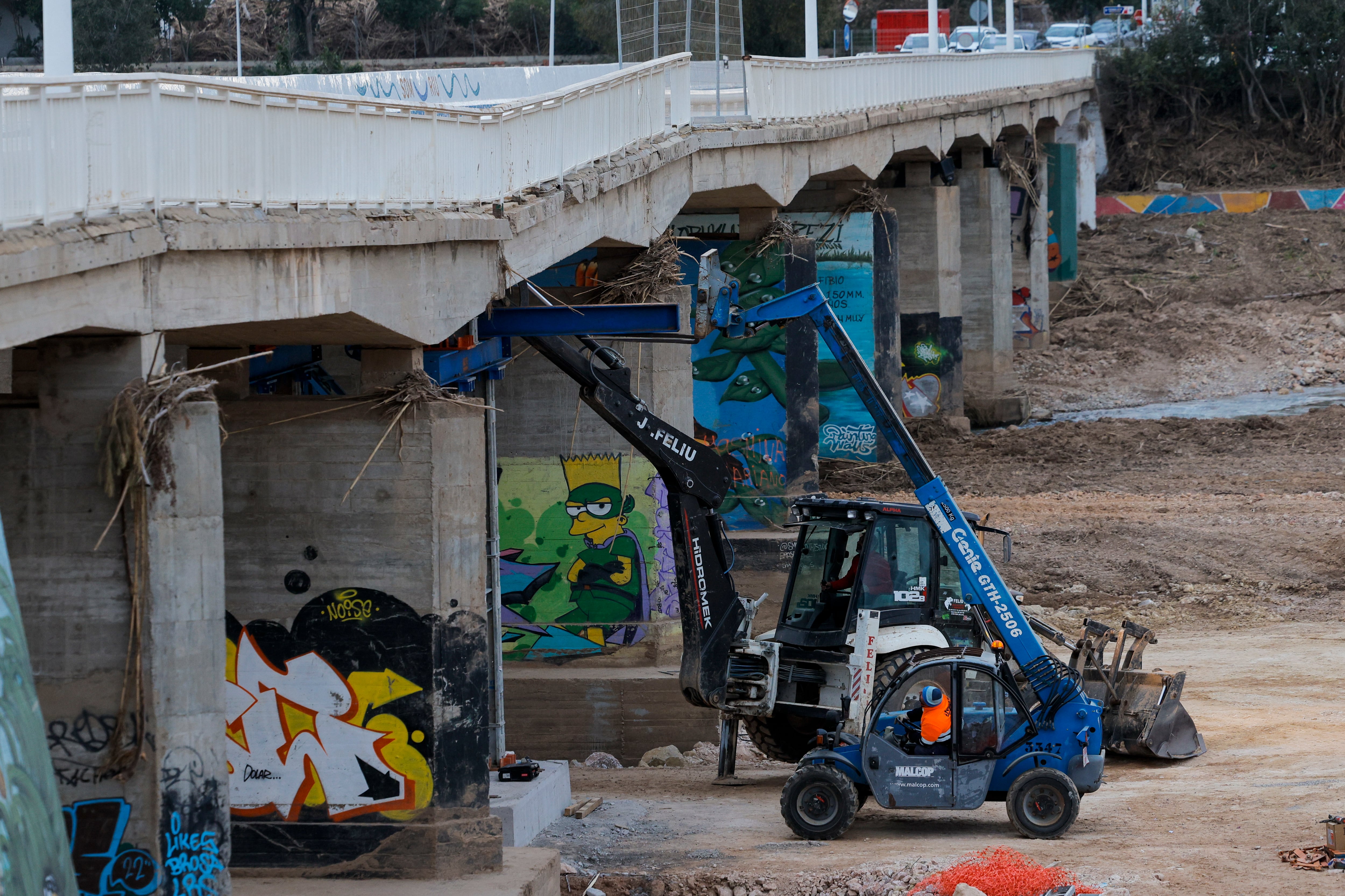 Vista general de los trabajos de reparación del puente sobre el río en Riba-roja de Túria, ubicado en la carretera CV-336 que se vio afectado por la DANA del pasado 29 de octubre.