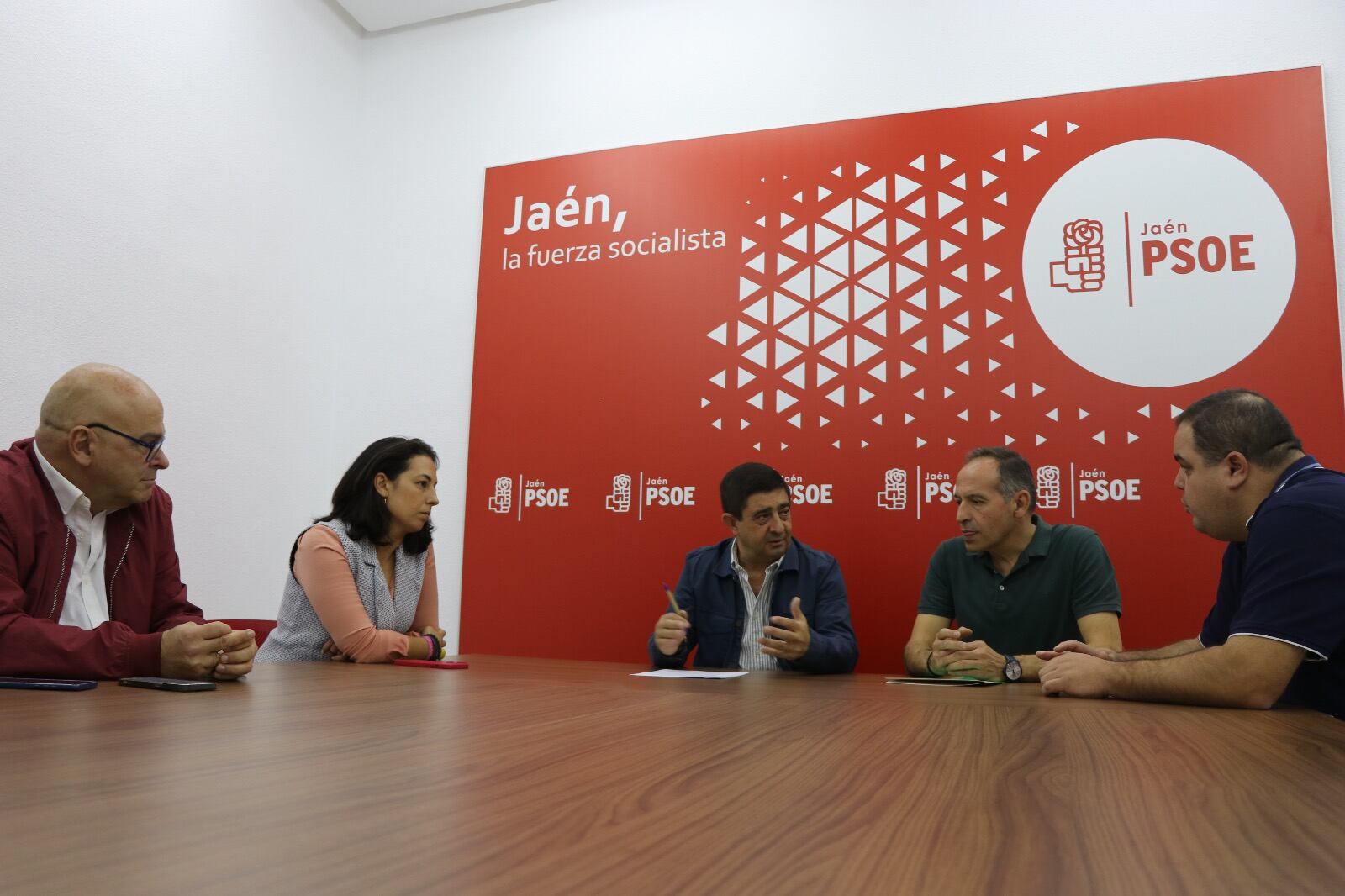 Francisco Reyes, secretario general del PSOE de Jaén, reunido con otros miembros destacados del partido.