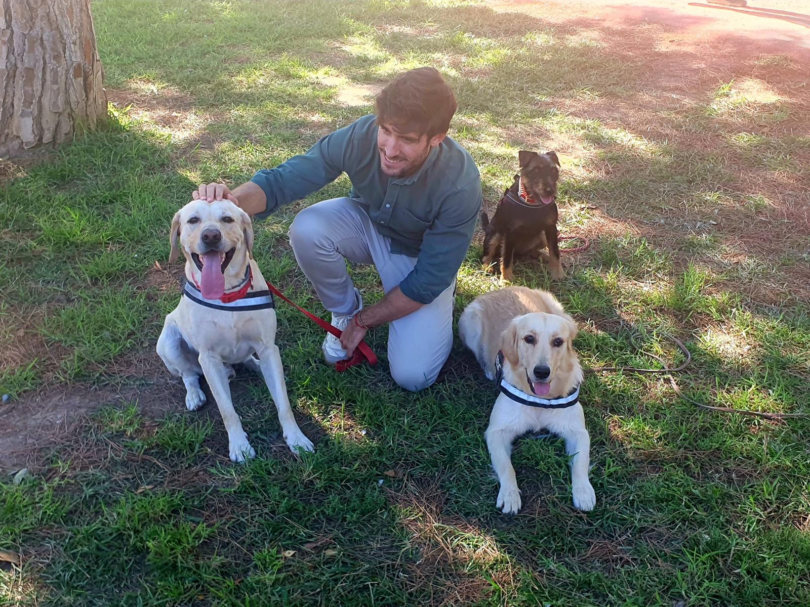 El concejal de Bienestar Animal en el Ayuntamiento de València, Juan Carlos Caballero, junto a Unidad Canina de Bomberos de València