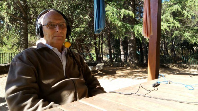 El director Carlos Saura en el jardín de su casa.