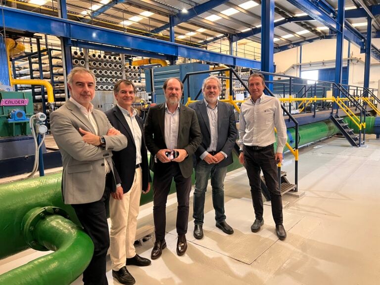 El consejero delegado de Canal de Isabel II, Mariano González Sáez (tercero por la izquierda), visitando las instalaciones de Canal Gestión Lanzarote.