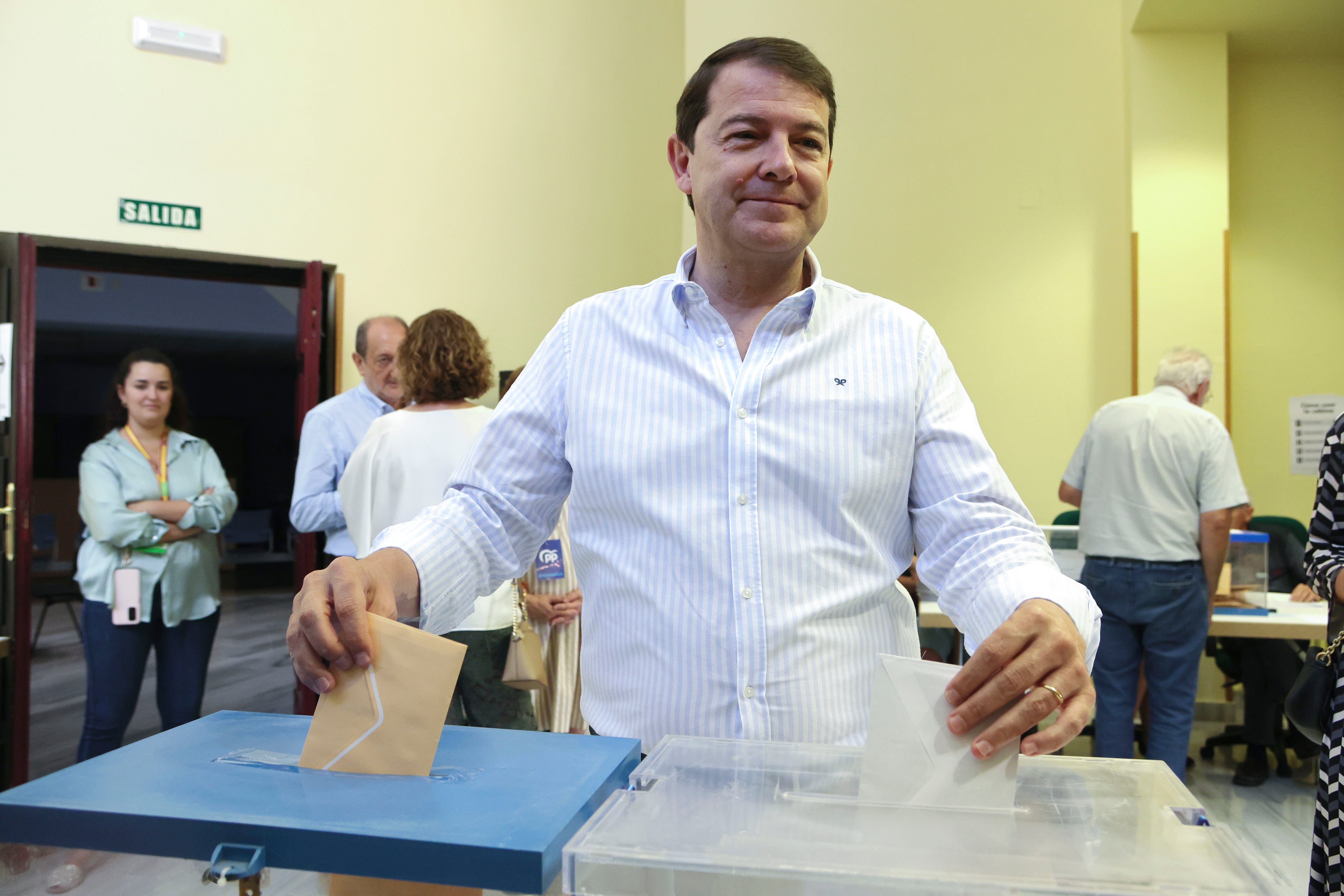 SALAMANCA, 23/07/2023.- El presidente de la Junta de Castilla y León, Alfonso Fernández Mañueco, ejerce su derecho al voto en un colegio electoral en Salamanca, este domingo. Casi 37,5 millones de españoles están llamados a participar este domingo en las decimosextas elecciones a Cortes Generales mientras los partidos, en un escenario en el que no se prevén mayorías absolutas, hacen cuentas sobre los escaños necesarios para gobernar. EFE/JM GARCIA
