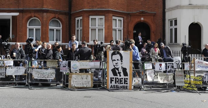 Simpatizantes de Julian Assange muestran su apoyo al fundador de Wikileaks en la embajada de Ecuador en Londres (Reino Unido)