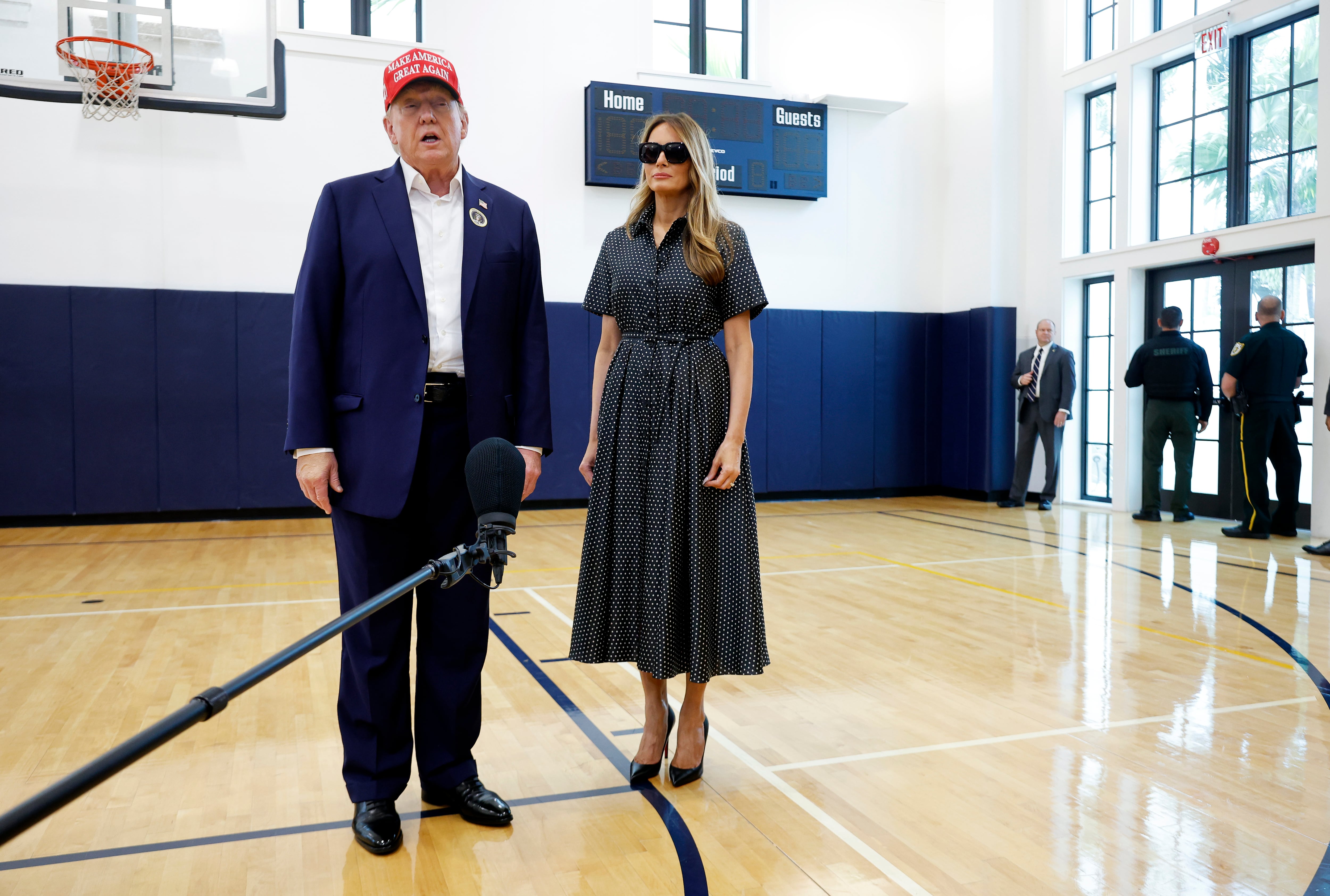 El candidato republicano, Donald Trump, acompañado de su mujer Melania en un colegio electoral cercano a su residencia de Mar-a-Lago