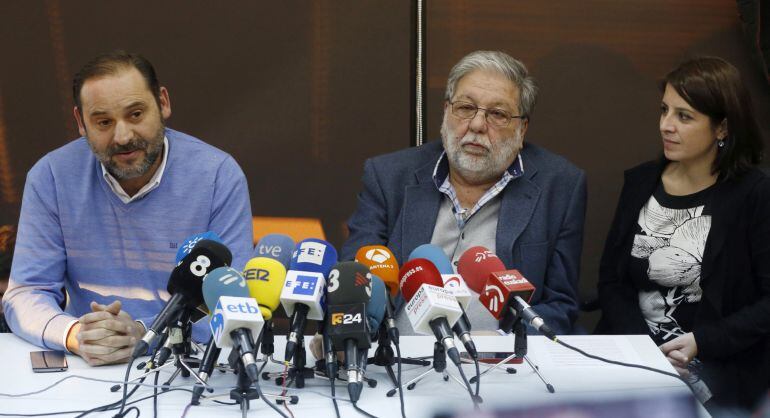 El secretario general del PSPV-PSOE de Valencia, José Luis Ábalos, el alcalde de Dos Hermanas, Francisco Toscano, y la secreataria de Política Municipal del PSOE, Adriana Lastra (i-d) 