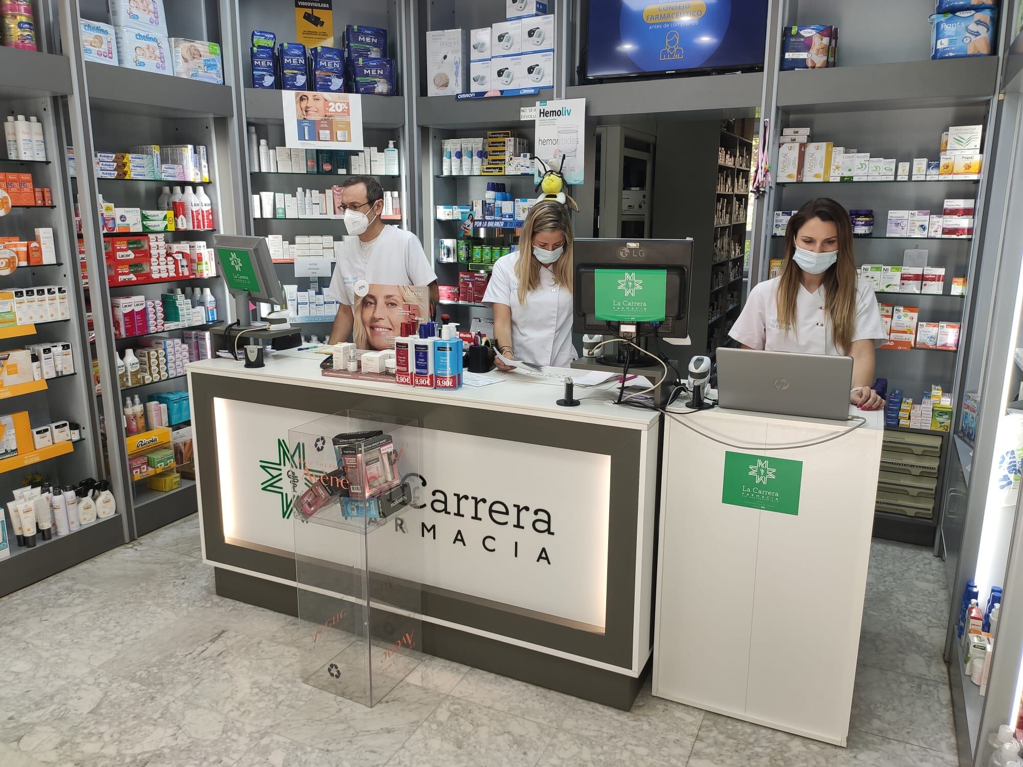 Farmacéuticos trabajan en la oficina de farmacia &#039;La Carrera&#039;, en el centro de Jaén capital