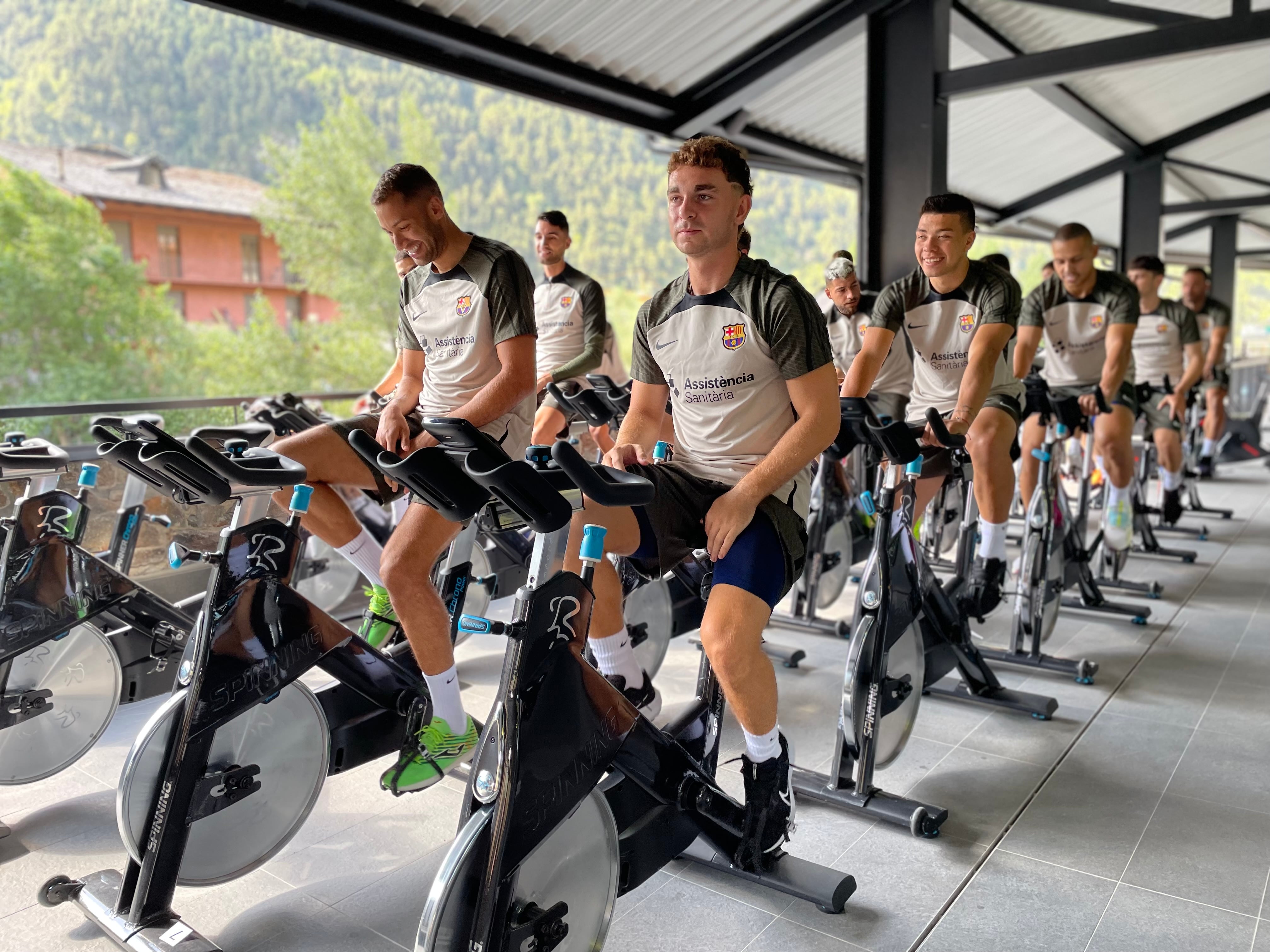 Els jugadors del Barça fent l'activació en les bicicletes d'spinning.