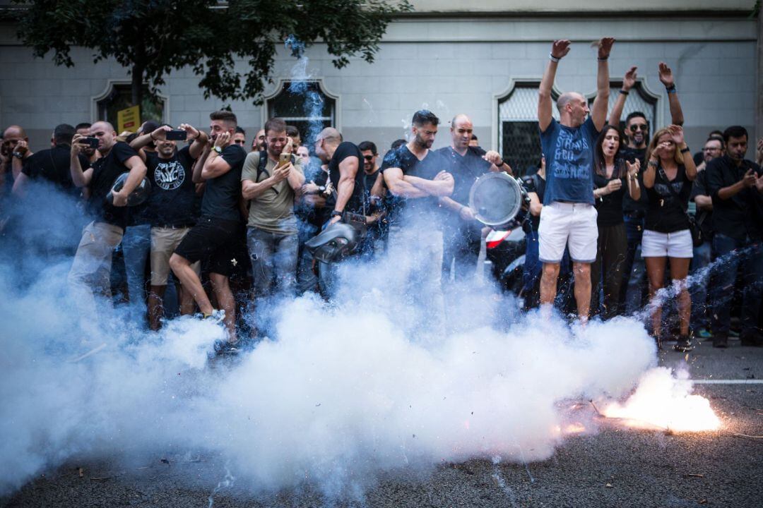 Un miler de mossos protesten davant el Departament d'Interior