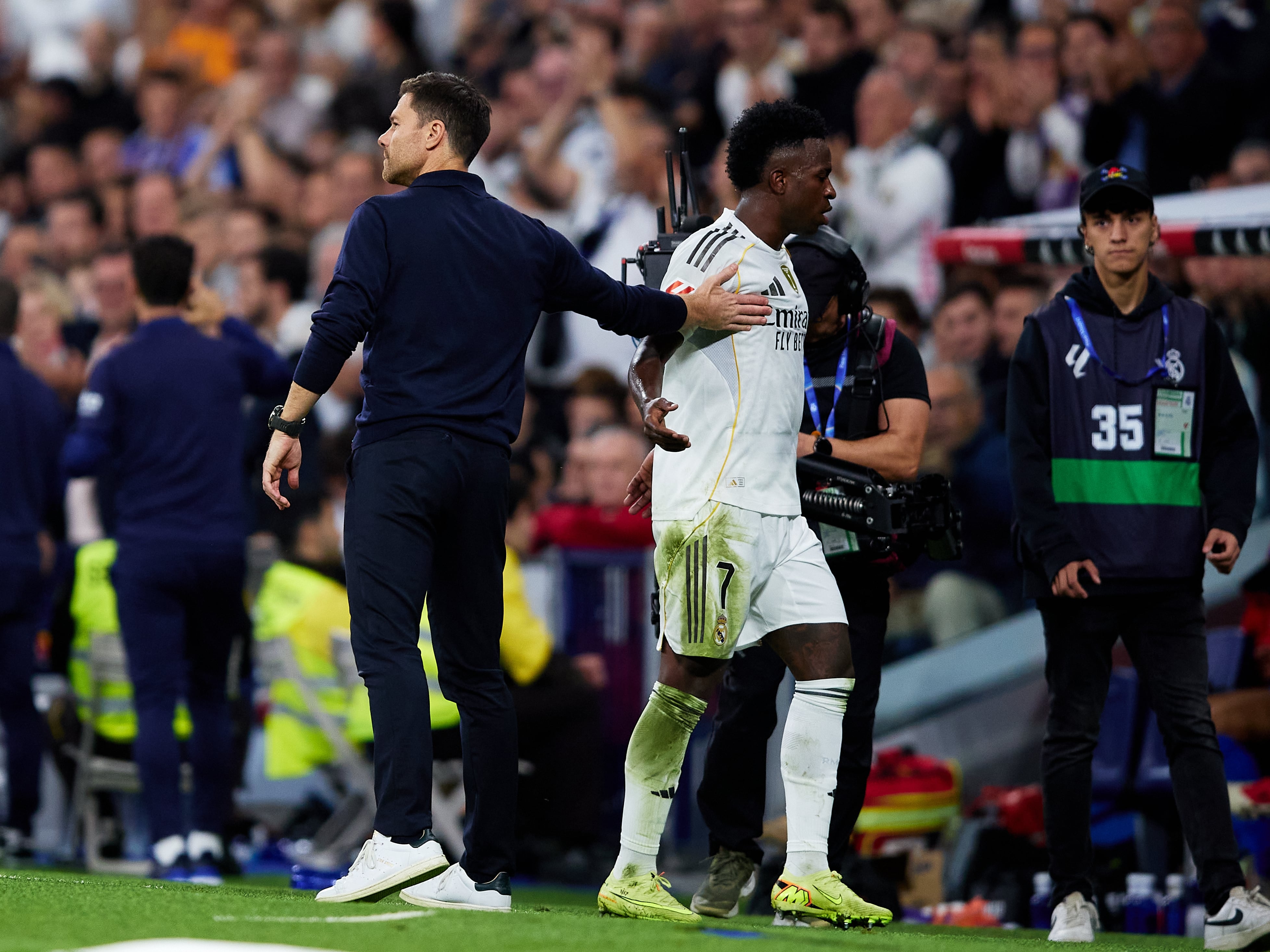 MADRID, SPAIN - NOVEMBER 01: Xabi Alonso, Manager of Real Madrid and Vinicius Junior of Real Madrid after being substituted during the LaLiga EA Sports match between Real Madrid CF and Valencia CF at Estadio Santiago Bernabeu on November 01, 2025 in Madrid, Spain. (Photo by Alvaro Medranda/Quality Sport Images/Getty Images)