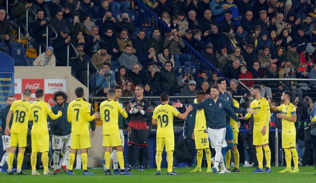 Ramos y Cazorla se saludan durante el pasillo del Villarreal a los blancos