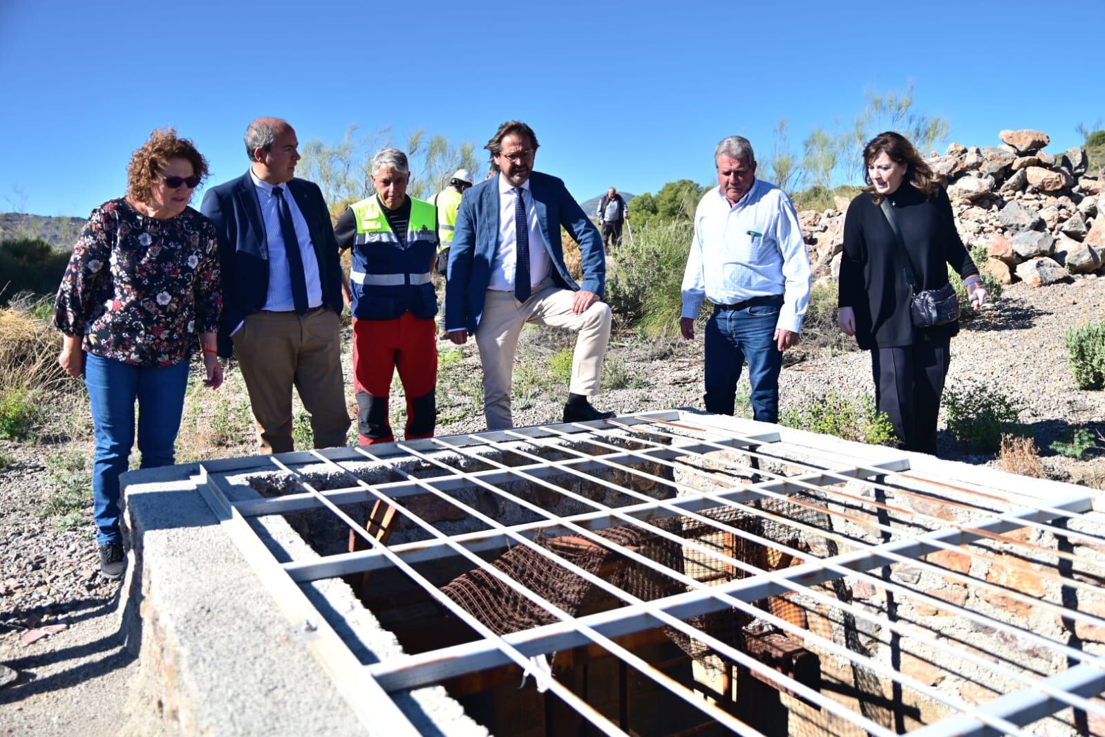 El delegado del Gobierno, Antonio Granados, el delegado de Industria, Energía y Minas, Gumersindo Fernández, y el alcalde de Turón, Juan Vargas visita el depósito de residuos mineros