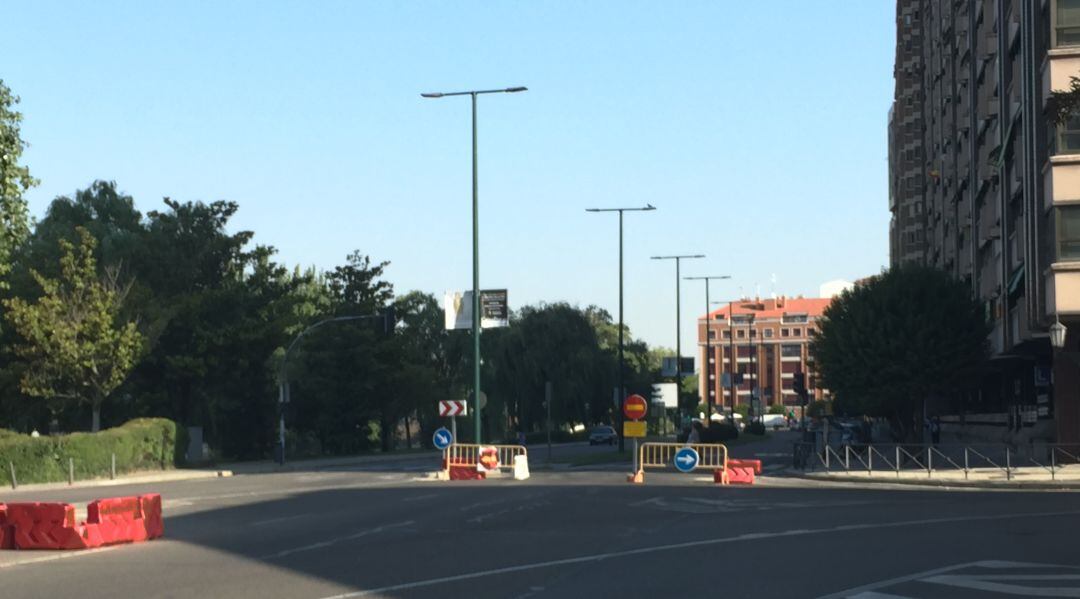 La calle Isabel la Católica, cortada antes de llegar al Puente Mayor
