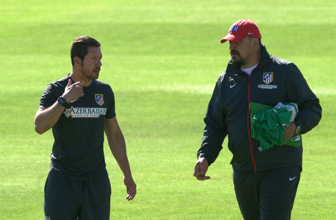 El Cholo y El Mono Burgos durante su etapa conjunta en el Atlético de Madrid. 