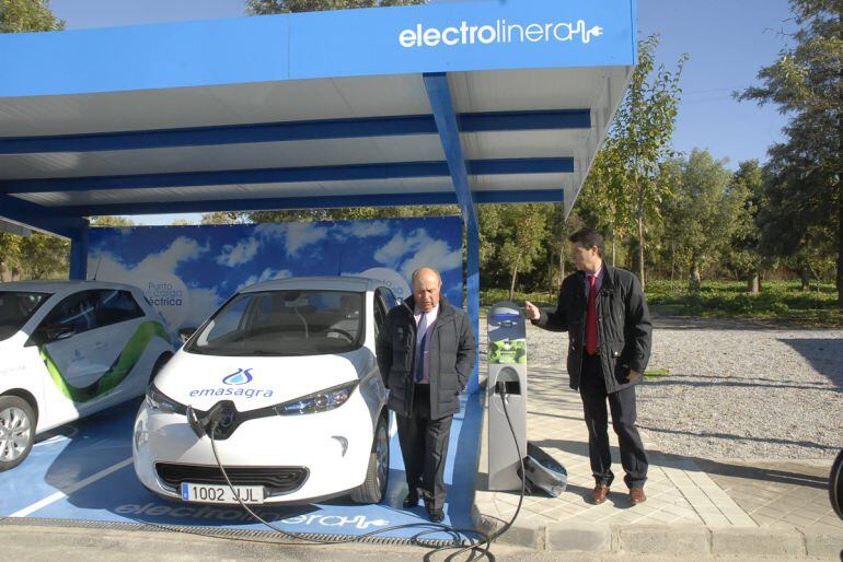 El alcalde de Granada y el responsable de Emasagra inauguran la &quot;electrolinera&quot; de la empresa de aguas en su depuradora del Camino de Churriana