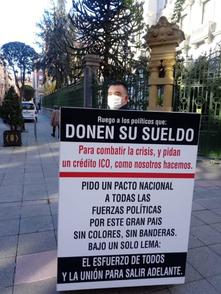 Patricio Sánchez con uno de los carteles.