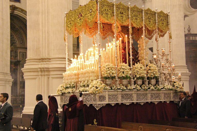 Virgen de la Misericordia, de la hermandad de los Favores, a su paso por la catedral