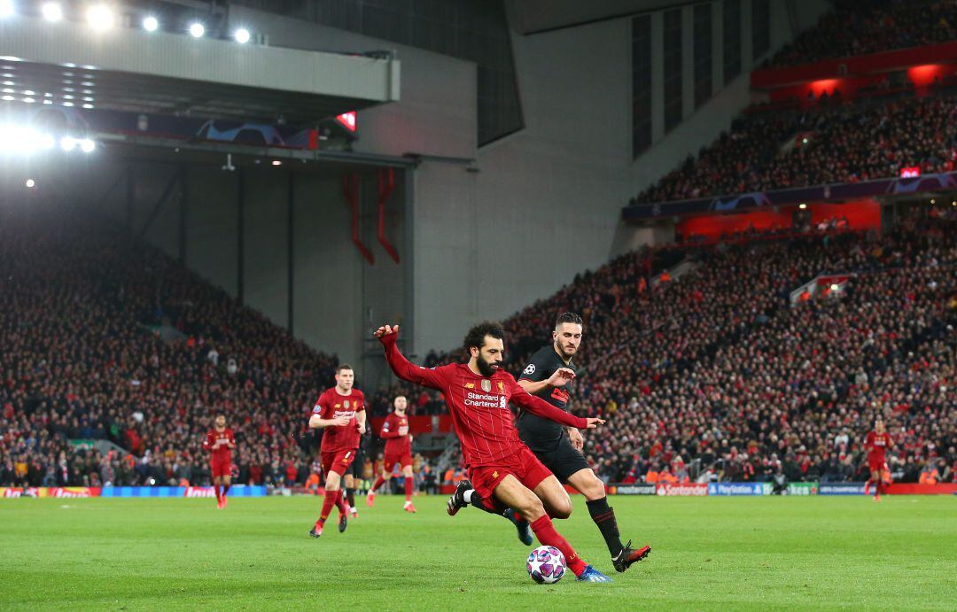 Salah y Koke, en el partido de la Champions entre el Liverpool y el Atlético en Anfield.