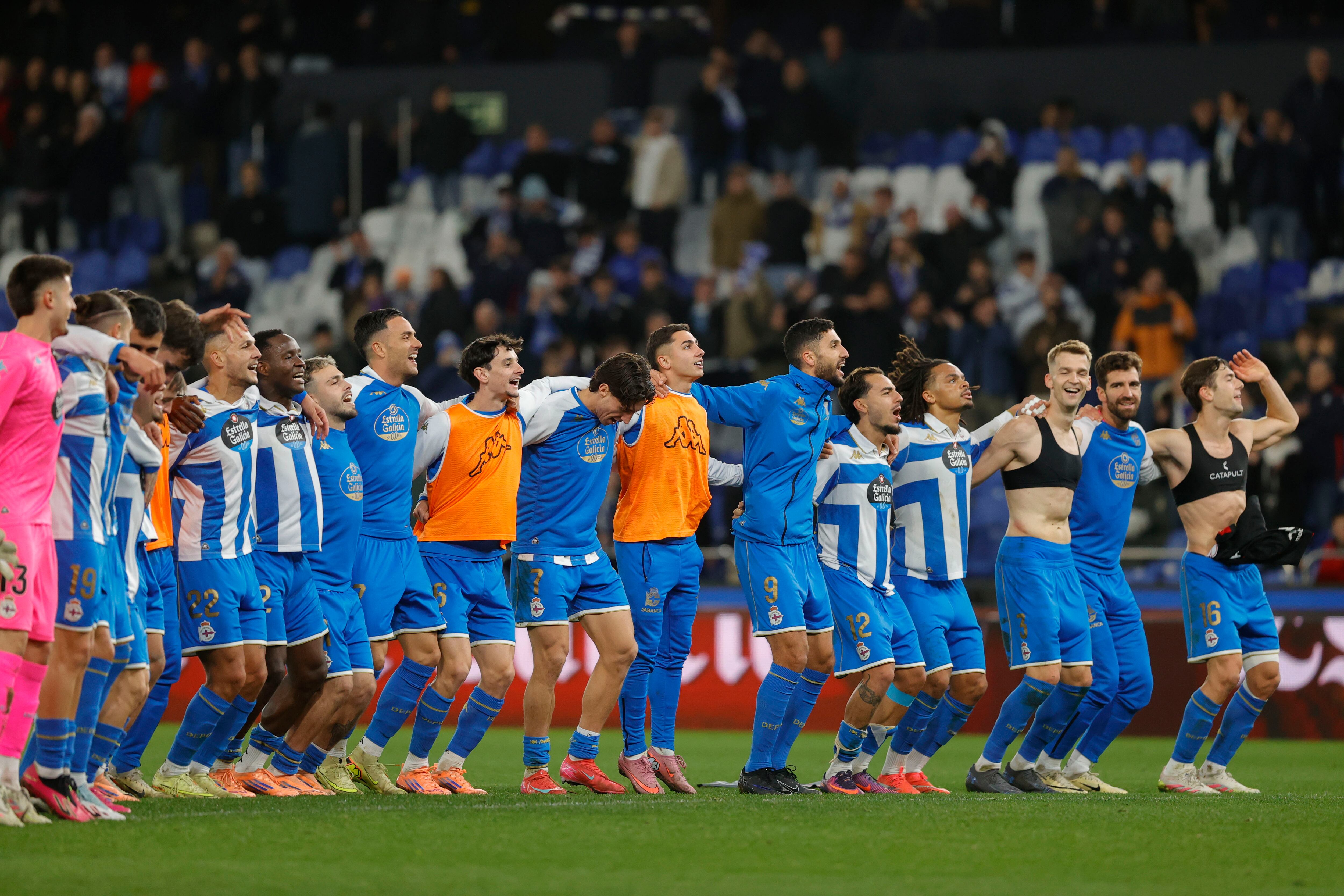 A CORUÑA, 16/12/2025.- Los jugadores del Deportivo de la Coruña celebran la victoria conseguida ante el RCD Mallorca en el encuentro de dieciseisavos de final de la Copa del Rey disputado este martes en el estadio de Riazor. EFE/Cabalar