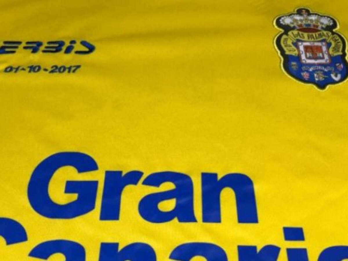 Las Palmas juega en el Camp Nou con una bandera de España en la camiseta