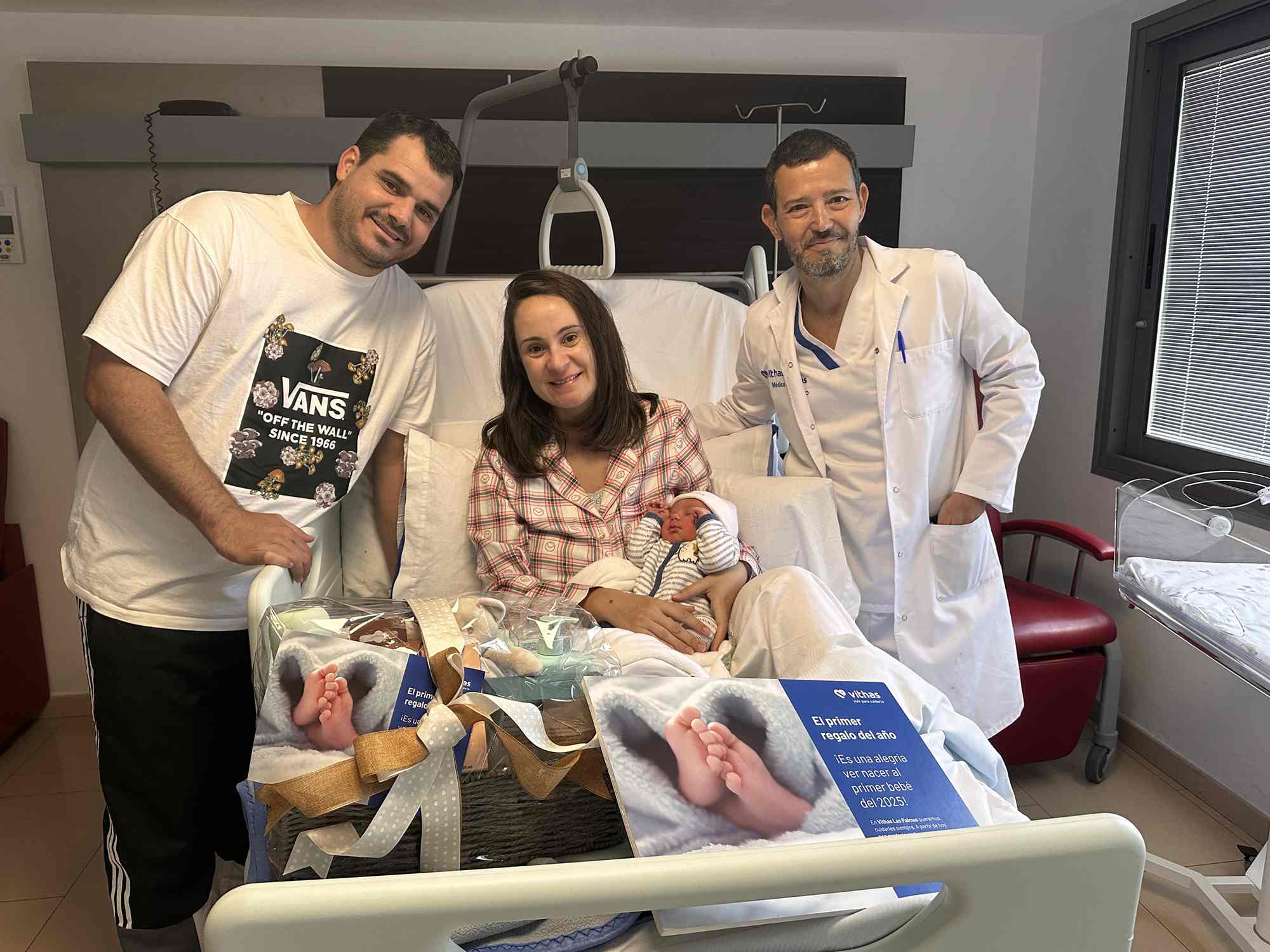 Los padres de Teo Romero, el primer bebé del año en el Hospital Universitario Vithas Las Palmas, junto al doctor Miguel Ángel Barber, jefe del servicio de Obstetricia y Ginecología