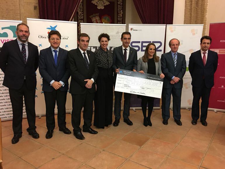 Autoridades y colaboradores en la entrega del premio