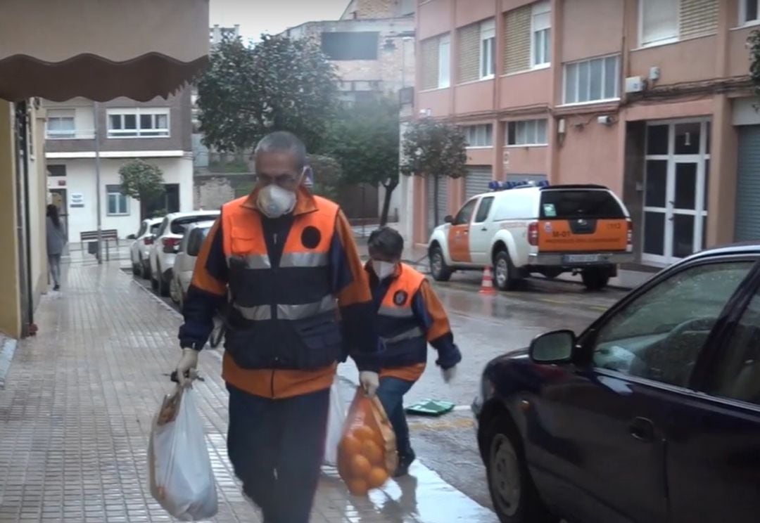 Foto de Protecció Civil portant menjar a una vivenda al barri de El Llombo